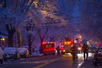 Bombeiros próximos ao local em que um incêndio deixou sete crianças mortas no bairro do Brooklyn, em Nova York
