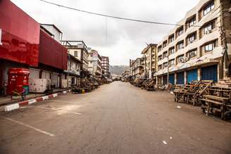 Uma rua geralmente movimentada fica deserta na cidade de Freetown após o governo determinar que a população permaneça em casa por até três dias em uma tentativa de conter a epidemia do vírus ebola