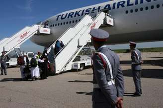 <p>Passageiros retornam ao avião após parada forçada no Marrocos, em 30 de março </p>