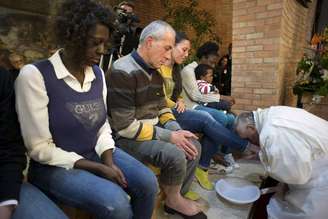 Papa Francisco lava os pés de 12 detentos na prisão de Rebibbia, em Roma