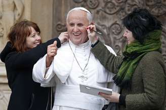 <p>Artistas fazem últimos retoques em estátua de cera do Papa Francisco</p>