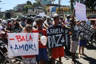Moradores realizam um protesto pedindo paz no Complexo do Alemão, zona norte do Rio de Janeiro
