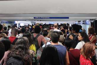 Estação de metrô lotada em São Paulo