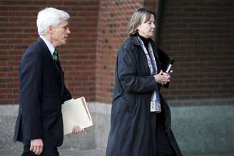Advogados de defesa Judy Clarke e David Bruck chegam a tribunal em Boston para o o início das deliberações do júri no caso do ataque contra a maratona de Boston, nesta terça-feira. 07/04/2015