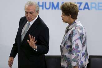 Vice-presidente Michel Temer conversa com presidente Dilma Rousseff durante evento em Brasília.