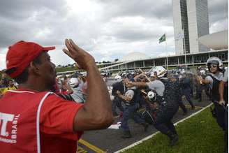 <p>Manifestantes em confronto com a polícia durante protesto do lado de fora do Congresso</p>
