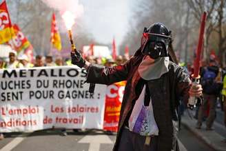 Trabalhador, vestido de Darth Vader, protesta em Paris. 09/04/2015.