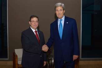 Secretário de Estado dos Estados Unidos, John Kerry (direita), cumprimenta o ministro das Relações Exteriores de Cuba, Bruno Rodríguez, na cidade do Panamá. 10/04/2015