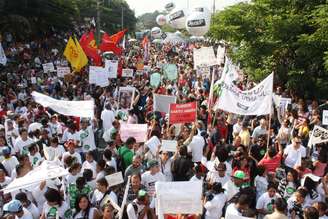 <p>Assembleia dos professores reuniu 20 mil pessoas, segundo a PM</p>