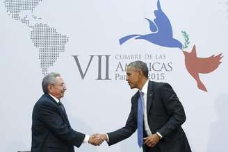 <p>O histórico aperto de mãos entre Barack Obama e Raúl Castro</p>