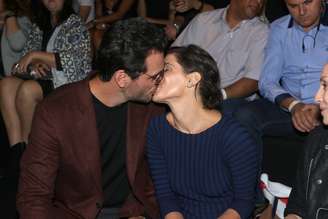 Mais uma vez, Deborah Secco e Rodrigo Lombardi trocaram beijos em desfile para gravação de novela