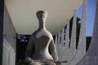 Estátua da Justiça no lado de fora do Supremo Tribunal Federal, em Brasília