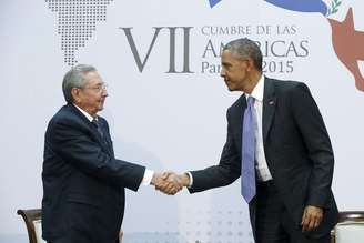 O presidente de Cuba, Raúl Castro (esquerda), e o presidente norte-americano, Barack Obama, se cumprimentam durante a Cúpula das Américas, na Cidade do Panamá, em abril. 11/04/2015