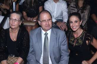 <p>Mãe, pai e irmã de Gisele foram ao desfile, nesta quarta-feira</p>