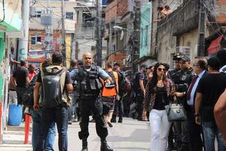 <p>Policiais fizeram reconstituição de crimes no Alemão nesta sexta</p>