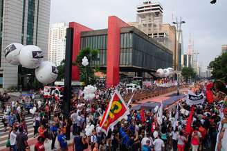 Professores estaduais continuam greve. Em manifestação desta sexta-feira, a Avenida Paulista ficou bloqueada nas duas faixas