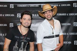 Dupla sertaneja Fernando e Sorocaba posa antes de subir no palco 