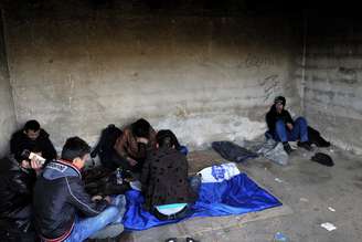 Imigrantes afegãos vivem em condições precárias na Grécia