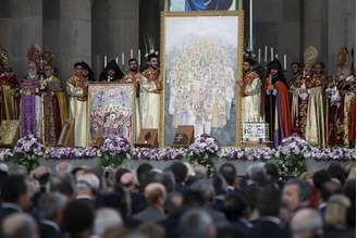 Sacerdotes participam da cerimônia de canonização das vítimas do massacre armênio no altar da principal catedral da Armênia, em Echmiadzin