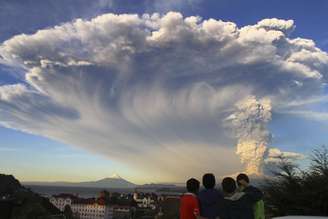 Crianças observam erupção do vulcão Calbuco, em 22 de abril