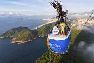 Mascote dos Jogos Olímpicos em cima do teleférico do Pão de Açúcar para marcar os 500 dias para a cerimônia de abertura