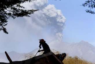 Bombeiros consertam telhado de sua base na cidade chilena de Ensenada perto do vulcão Calbuco