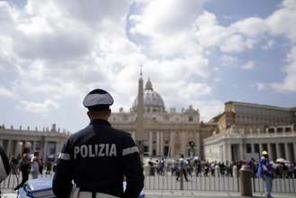 Policial patrulha os arredores da Basílica de São Pedro, após suspeita de que extremistas planejavam um atentado contra o Vaticano