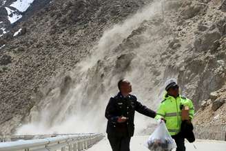 Everest teve avalanches após tremor no Nepal no sábado (26); ao menos 10 morreram 