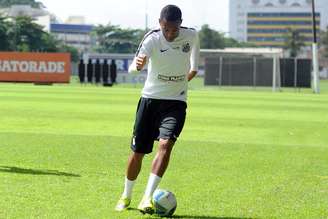Robinho posou treinando sozinho para foto divulgada pelo Santos