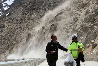 Militares fugindo de um deslizamento por conta do terremoto que atingiu o Nepal no sábado.   26/04/2015