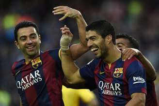 Suárez e Xavi fizeram gols parecidos em chutes com curva da entrada da área