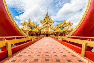 O exuberante palácio Karaweik, em Yangon