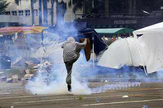 Protesto de professores teve batalha campal em Curitiba