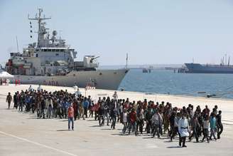 Imigrantes desembarcam do navio da Marinha italiana Vega, no porto siciliano de Augusta, sul da Itália