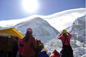 Alpinistas observam o Monte Everest após cancelamento de escalada. 27/04/2015