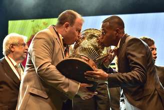 Robinho está emprestado ao Santos somente até o meio de 2015