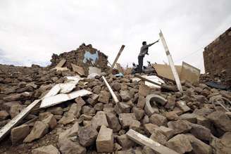 Casa destruída durante ataque de forças lideradas pelos sauditas no vilarejo de Faj Attan, em Sanaa, no Iêmen, nesta quinta-feira. 07/05/2015