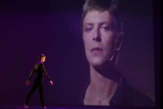 Projeção de David Bowie na exibição da Michael Clark Company no último dia de apresentações do Festival O Boticário na Dança. As músicas do inglês serviram de inspiração para a peça 