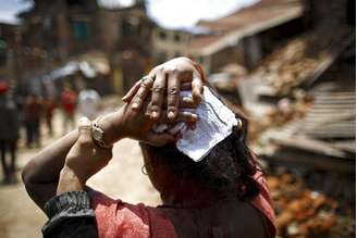 Mulher ferida em terremoto caminha para hospital em Sankhu, no Nepal. 12/05/2015