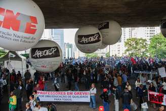 Professores em greve ocupam a Avenida Paulista durante manifestação