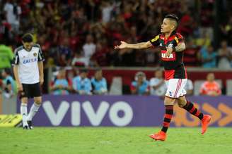 Everton anotou um golaço para dar o empate por 2 a 2ao Flamengo no Maracanã