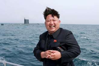 Kim Jong Un, em frente a um submarino, para acompanhar teste de lançamento de míssil no começo de maio