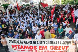 Professores da rede estadual de ensino de São Paulo em greve realizam assembleia no MASP, na Avenida Paulista, na capital paulista