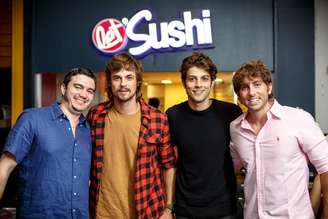 Chay Suede marcou presença em inauguração de restaurante japonês