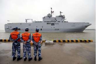 Militares chineses observando navio em Xangai.   090/05/2015