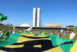 Manifestante pró-impeachment se reúnem em frente ao Congresso Nacional