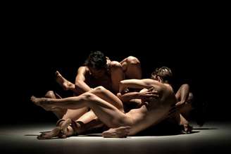 Coletivo Irmãos Guimarães propõe um novo olhar para encenação baseada em textos e no ritmo de Beckett