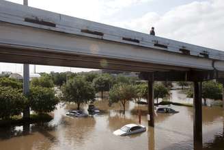 Chuvas torrenciais deixam pelo menos 21 mortos no Texas