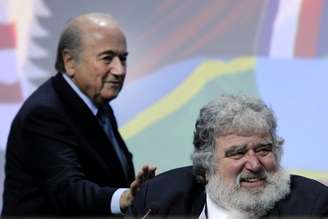 Chuck Blazer em evento com Joseph Blatter: de homem influente na Fifa a colaborador do FBI