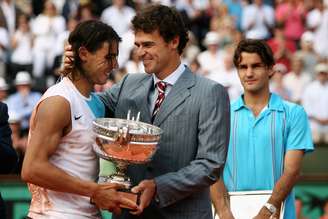 Em 2007, Guga também entregou o troféu de Roland Garros; vencedor foi Nadal